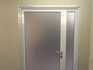 Дверь в алюминиевом профиле